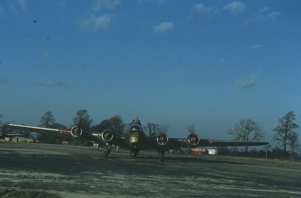17FlyingFortressofthe490thBombGroupstartsherenginesfortakeoff